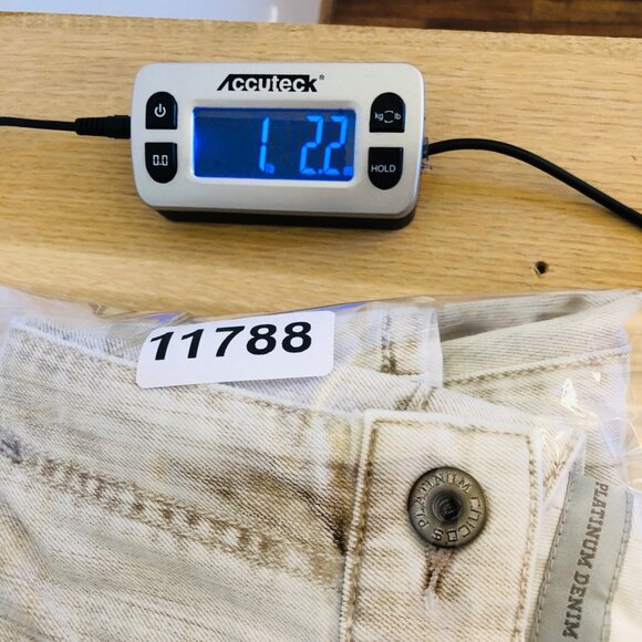 Chicos Jeans Women 0.5 US 6 White Washed Platinum Ultimate Fit Flare Leg Stretch - Picture 11 of 11